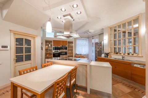 Почему именно две кухни: функциональное разделение для премиального дома