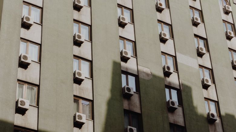 Какие законы регулируют установку кондиционеров на фасадах в Москве?