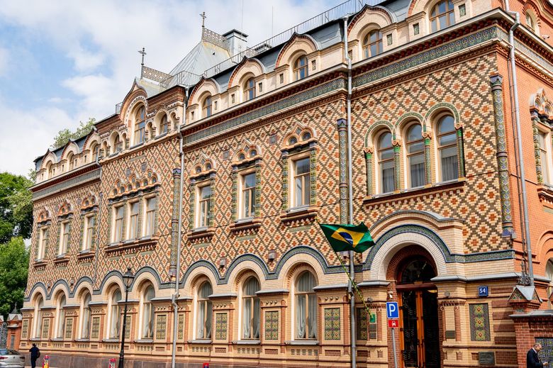 Какие согласования, кроме Мосжилинспекции, нужно пройти для перепланировки в доме-памятнике?