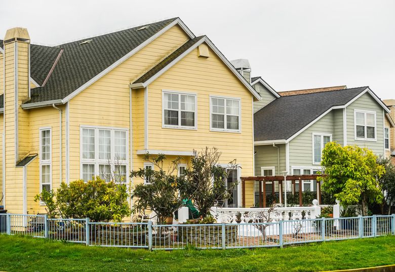 Какие ограничения на заборы действуют в элитных коттеджных поселках?